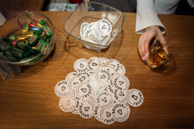 Oferujemy whisky, rum, colę, herbatę/kawę w barbershopie BRODSKI, Warszawa Wilanow