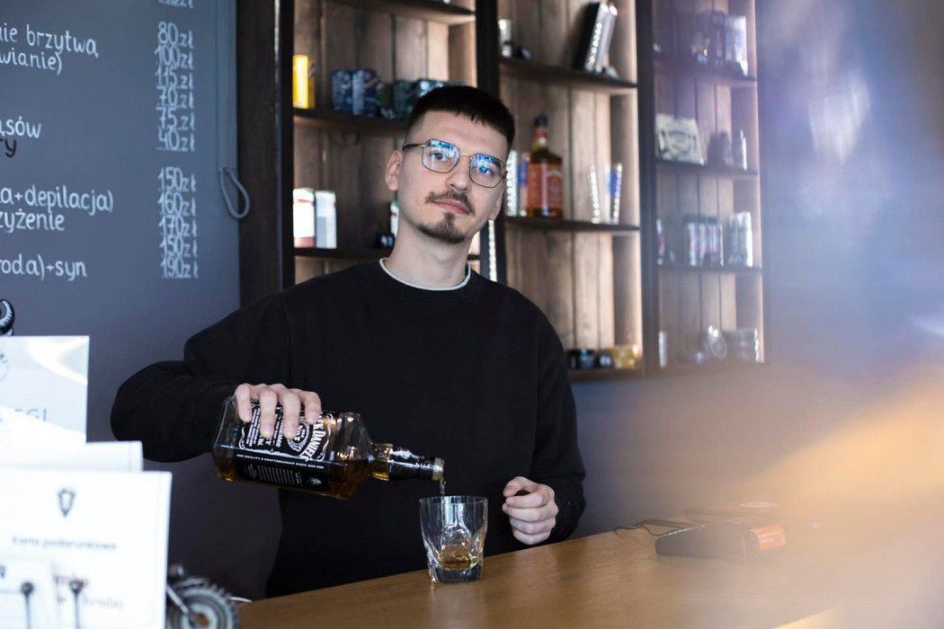 Oferujemy alkoholowe napoje i wysokiej jakości strzyżenie, BRODSKI, Warszawa Wilanow