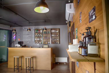 Ogólny plan wnętrza, oferujemy kawę, herbatę, colę i whisky w barbershopie BRODSKI, Warszawa Wilanow