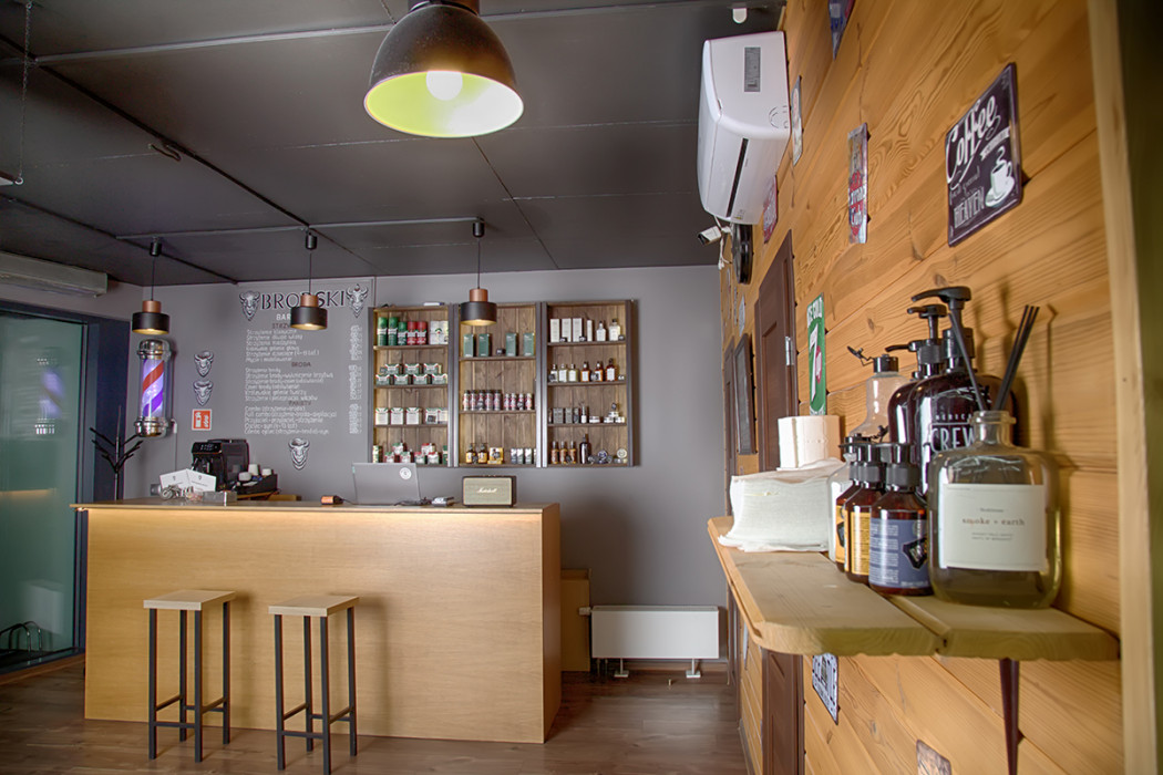 Ogólny plan wnętrza, oferujemy kawę, herbatę, colę i whisky w barbershopie BRODSKI, Warszawa Wilanow
