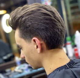 Długa męska fryzura pompadur w BRODSKI, Warszawa (Wilanów) | Umów się na wizytę: 886 666 239