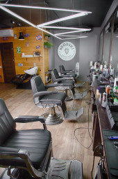 Komfortowe fotele w barbershopie BRODSKI, Warszawa Wilanow